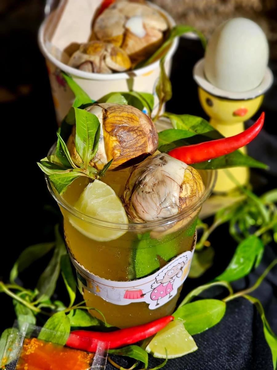 Chế biến món trà tắc trứng vịt lộn là một trong những thử thách mà Trầm Quyết nhận được.