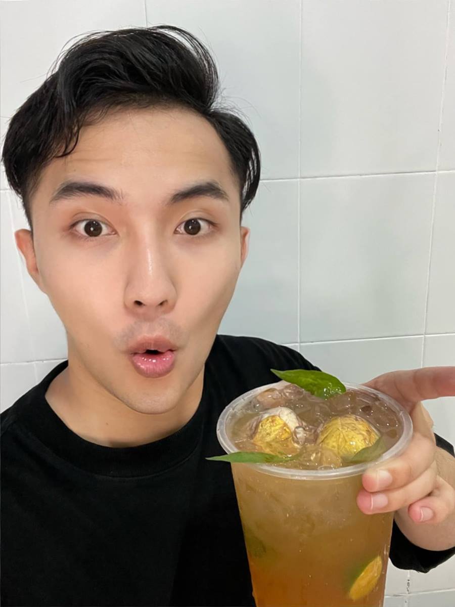 Anh rất hào hứng trước khi trải nghiệm món đồ uống này.