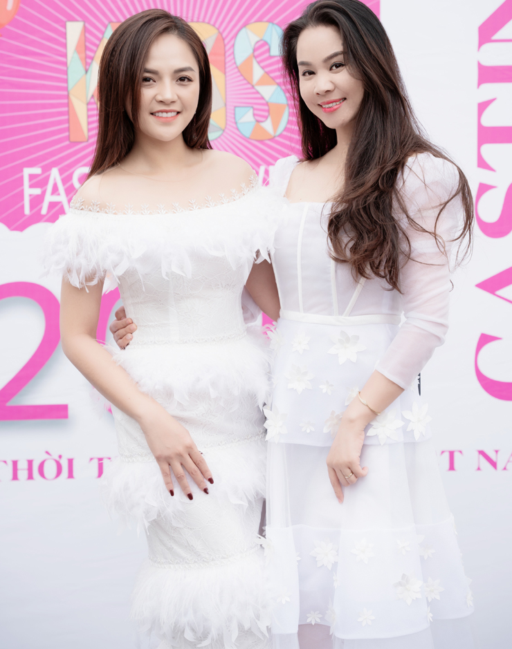 Thu Quỳnh (trái) bên cạnh người mẫu Đinh Hương
