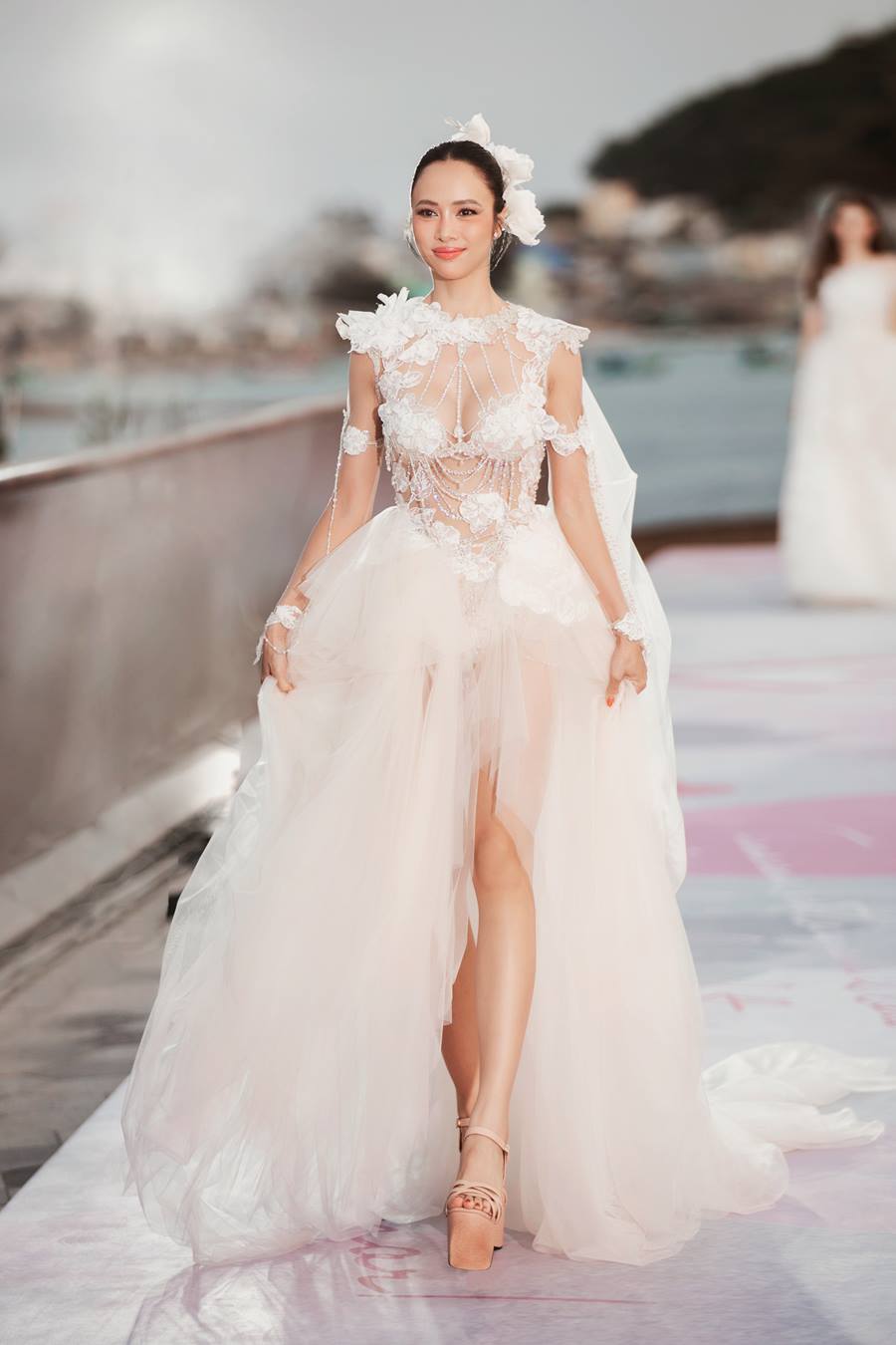 Vũ Ngọc Anh hóa thân thành cô dâu xinh đẹp với thiết kế váy cưới gợi cảm.