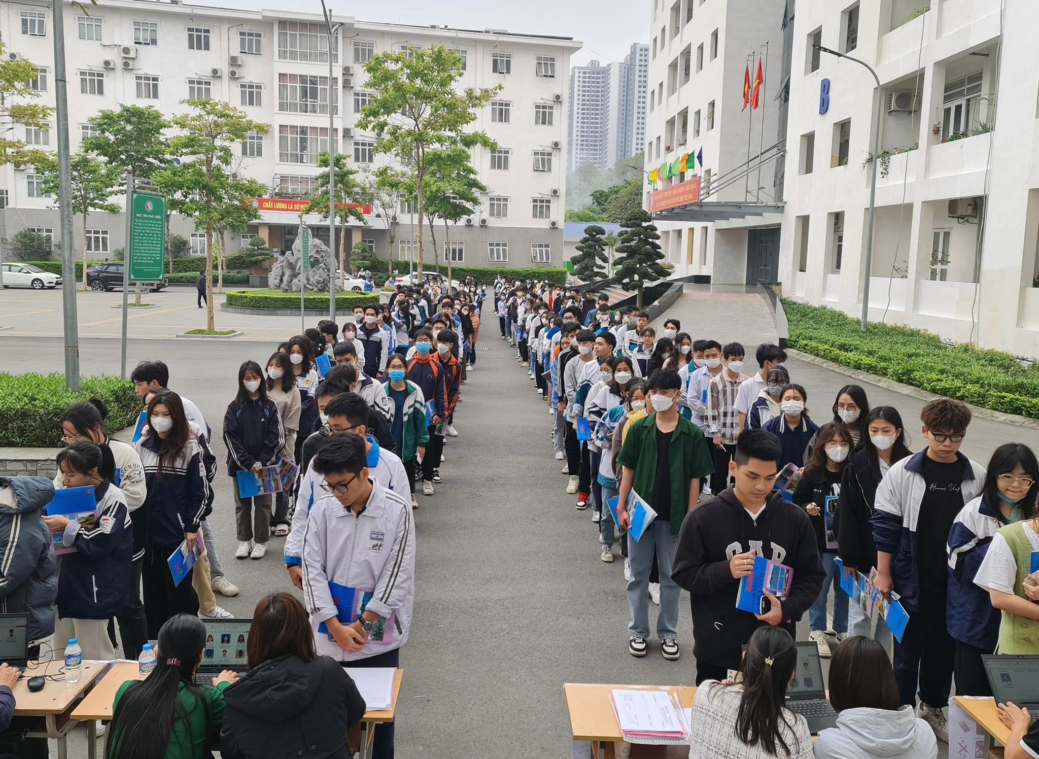 Học sinh dự thi đánh giá năng lực của Đại học Quốc gia Hà Nội.