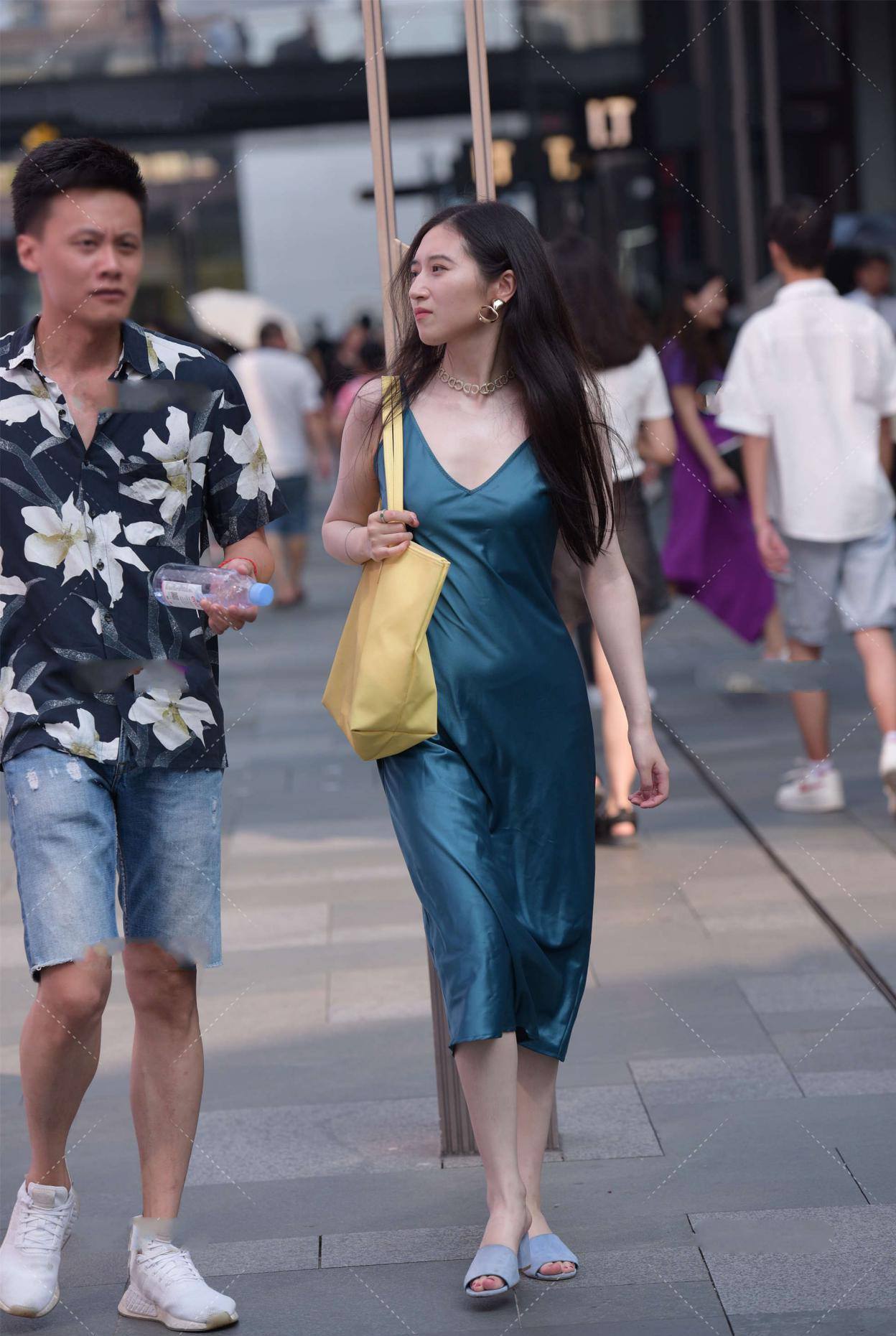 Slip dress vẫn là item hot trong năm 2023 - 8