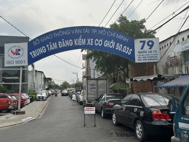Tin tức trong ngày - Ngao ngán hình ảnh trước trung tâm đăng kiểm ở TP Thủ Đức