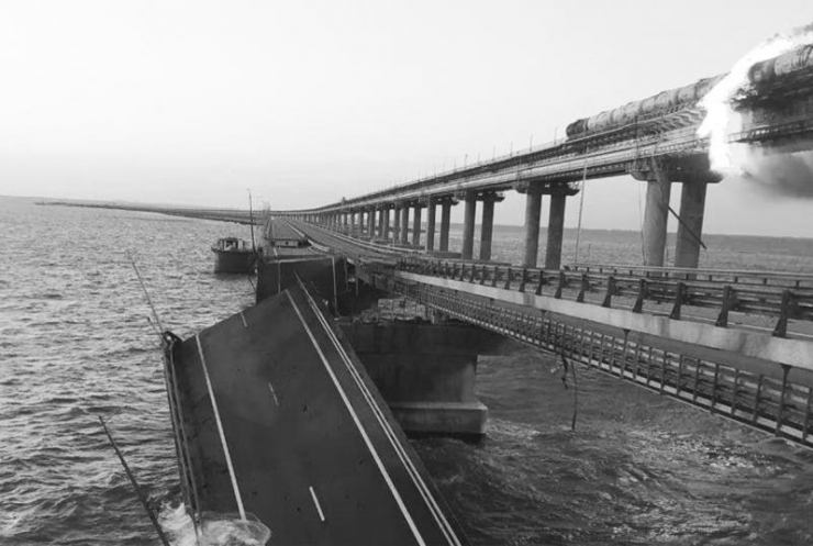 Ngày 8/10/2022, một chiếc xe tải chở các tấm bạt nhựa xây dựng đã nổ tung trên cầu Kerch khiến hai nhịp của phần cầu cho ôtô bị sập.