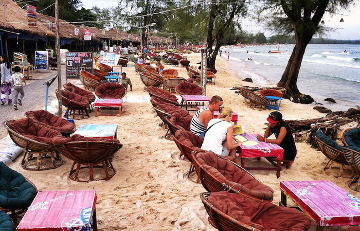 Sihanoukville là bãi biển nổi tiếng nhất của Campuchia. Đây là một nơi tuyệt vời để thư giãn sau khi tham quan tất cả các tàn tích của người Khmer. Lặn biển là hoạt động phổ biến trên một số hòn đảo ngoài khơi nơi đây.

