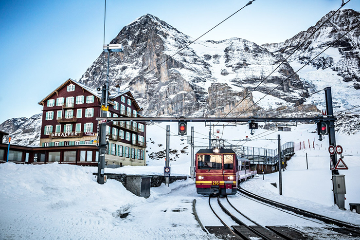 Tàu hỏa có thể không phải là phương tiện di chuyển lý tưởng khi xây dựng trên các ngọn núi cao hàng ngàn mét. Thế nhưng, người Thuỵ Sĩ đã tạo nên một sự khác biệt khiến cả thế giới kinh ngạc.
