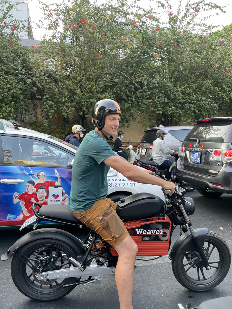 Hình ảnh nam diễn viên Nikolaj Coster-Waldau di chuyển trên chiếc xe Dat Bike Weaver++ tại Việt Nam