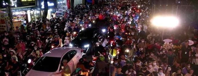 Cảnh kẹt xe kinh hoàng đêm 8-4 tại đường 30 Tháng 4