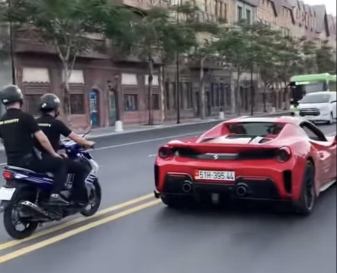 Xe máy của đội bảo vệ đoàn siêu xe đã đi ngược chiều, trên phần đường dành cho ô tô