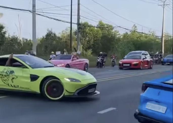 Đoàn siêu xe của doanh nhân Hoàng Kim Khánh ngang nhiên quay đầu trên đường kẻ vạch đôi nét liền