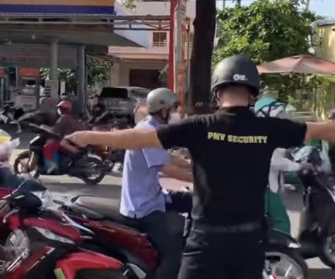 Nhóm bảo vệ do doanh nhân Hoàng Kim Khánh thuê đã thay lực lượng chức năng điều khiển giao thông