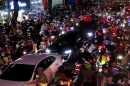 Phú Quốc kẹt xe gần 2 km vì ”đại gia” khai trương thẩm mỹ viện