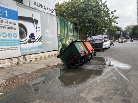 Cổng dự án là nơi đậu xe rác