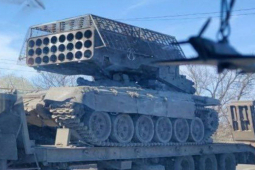 Thế giới - "Hỏa thần nhiệt áp" TOS-1A của Nga xuất hiện với hình dạng khác lạ ở Ukraine