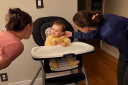 Bạn trẻ - Cuộc sống - Clip: Phản ứng của bé khi lần đầu gặp người giống hệt mẹ "đốn tim" dân mạng