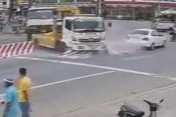 Tin tức trong ngày - Clip: Tránh ô tô 7 chỗ, xe cứu hộ húc tung dải phân cách bê tông