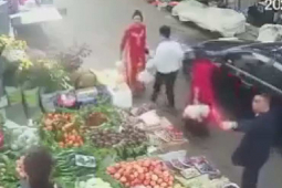 Xôn xao clip tài xế lái ô tô đánh nhau với người phụ nữ bán hoa quả, công an vào cuộc xác minh