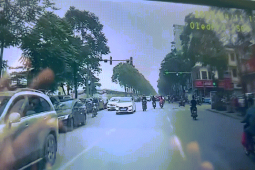 Xe máy - Xe đạp - Clip: Vượt đèn đỏ và pha "nhất tiễn hạ song điêu" gây choáng váng