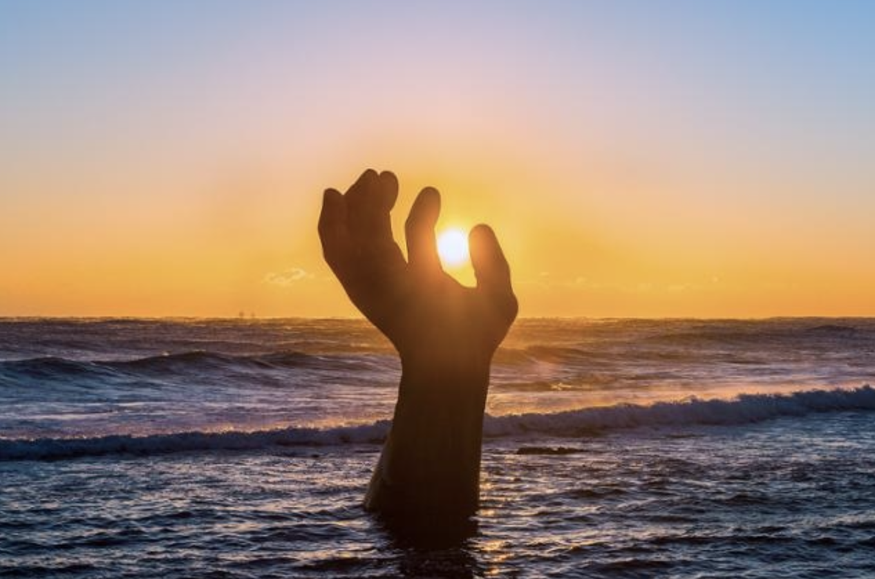 Ở góc phù hợp, bức tượng bàn tay như đang "giữ mặt trời". Ảnh: UOH