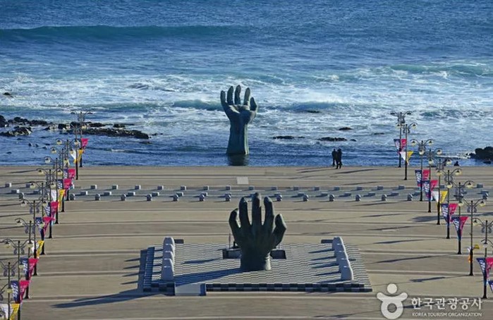 2 bức tượng hình bàn tay đặt song song, một trên cạn, một dưới nước ở thành phố Pohang. Ảnh: Korea Tourism Organization