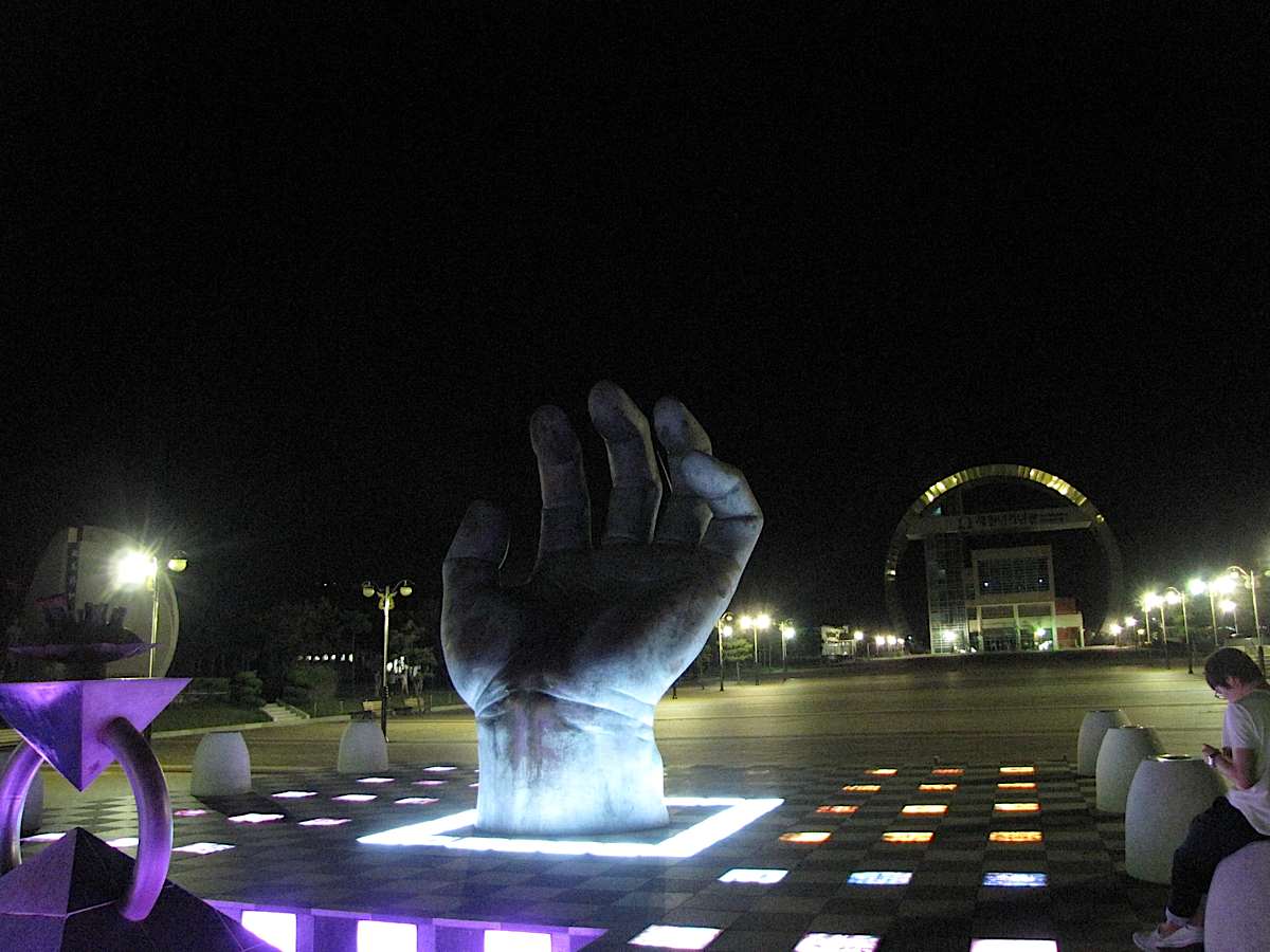 Bức tượng bàn tay trái đặt trên bờ. Ảnh: Fareezkhan