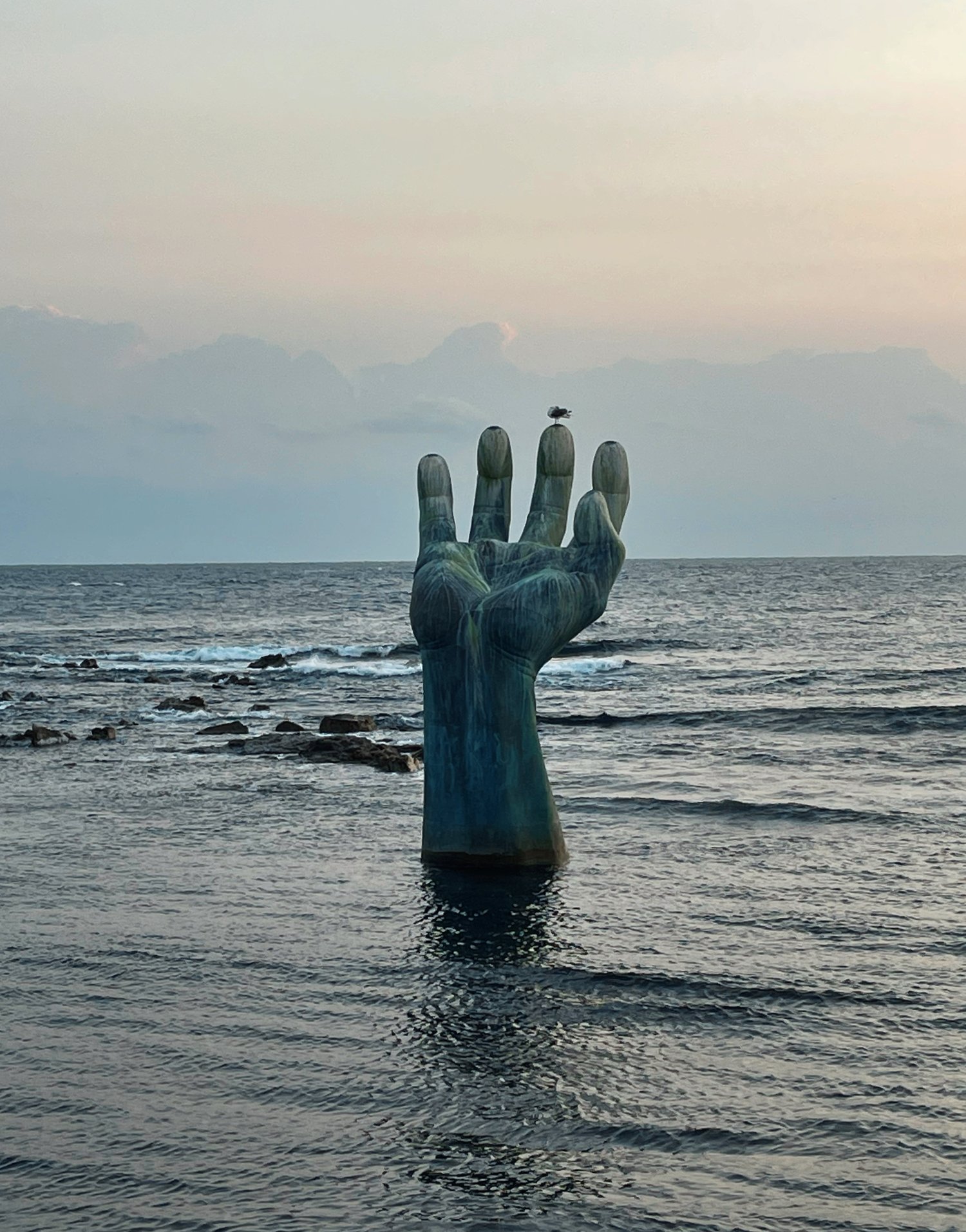 Bàn tay đặt ở bờ biển, một phần trong công trình Hands of Harmony