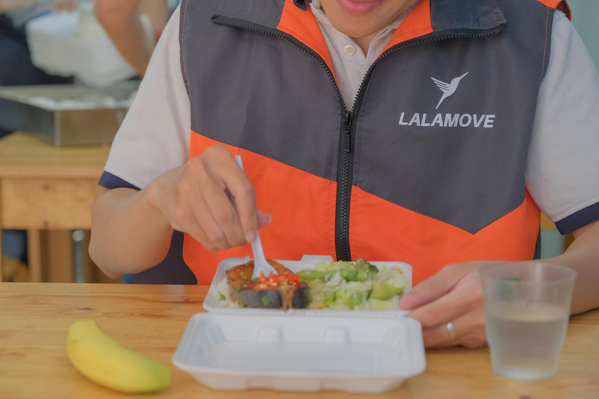 Các bác tài đến và thưởng thức bữa cơm trưa tươm tất và no đủ tại quán cơm Yên vui và Nụ cười