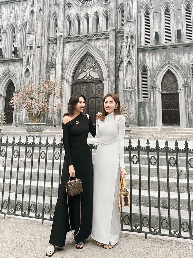 Ngoài các mẫu thiết kế váy áo, NTK Cường Đàm cùng thương hiệu do anh sáng lập còn nổi tiếng với BST áo dài phá cách. Hoa hậu Kỳ Duyên và siêu mẫu Minh Triệu ton sur ton dạo phố với áo dài có phần tay và vạt xẻ tựa áo dài truyền thống, nhưng lại làm từ chất liệu dệt kim (jersey knit). Chi tiết vạt áo xéo, xẻ cut-out một bên vai tăng tính thời thượng cho trang phục.&nbsp;