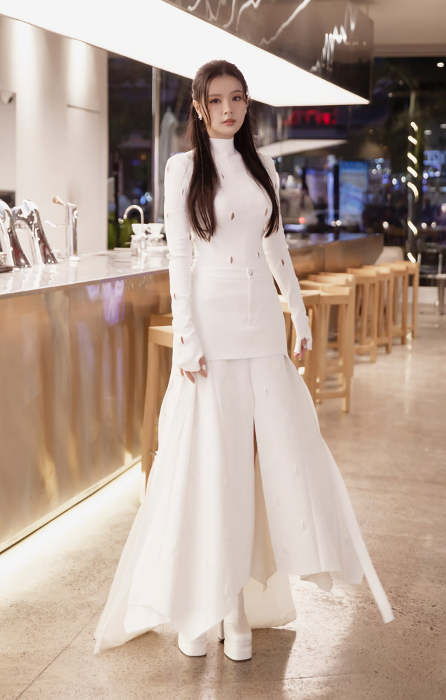Midu cũng yêu thích set All White do Cường Đàm sáng tạo khi diện bộ cánh tại sự kiện ra mắt phim điện ảnh “Khi ta 25” mà cô đảm nhận vai nữ chính.&nbsp;