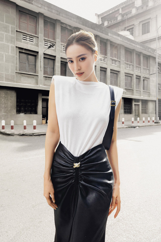 &nbsp;Trong ảnh là Ninh Dương Lan Ngọc với set đồ thời thượng gồm: áo thun dáng vai rộng kết hợp cùng chân váy chất liệu Metallic crepe cao cấp dáng đuôi cá nhẹ. Chi tiết dây rút là một sáng tạo thú vị tạo điểm nhấn cho toàn bộ trang phục, đồng thời tôn đường cong mềm mại phần hông cho nữ diễn viên.. Không như model lookbook, nàng “ngọc nữ” phối thiết kế này với giày cao gót đen mũi nhọn để tăng tính ứng dụng cho trang phục hàng ngày.