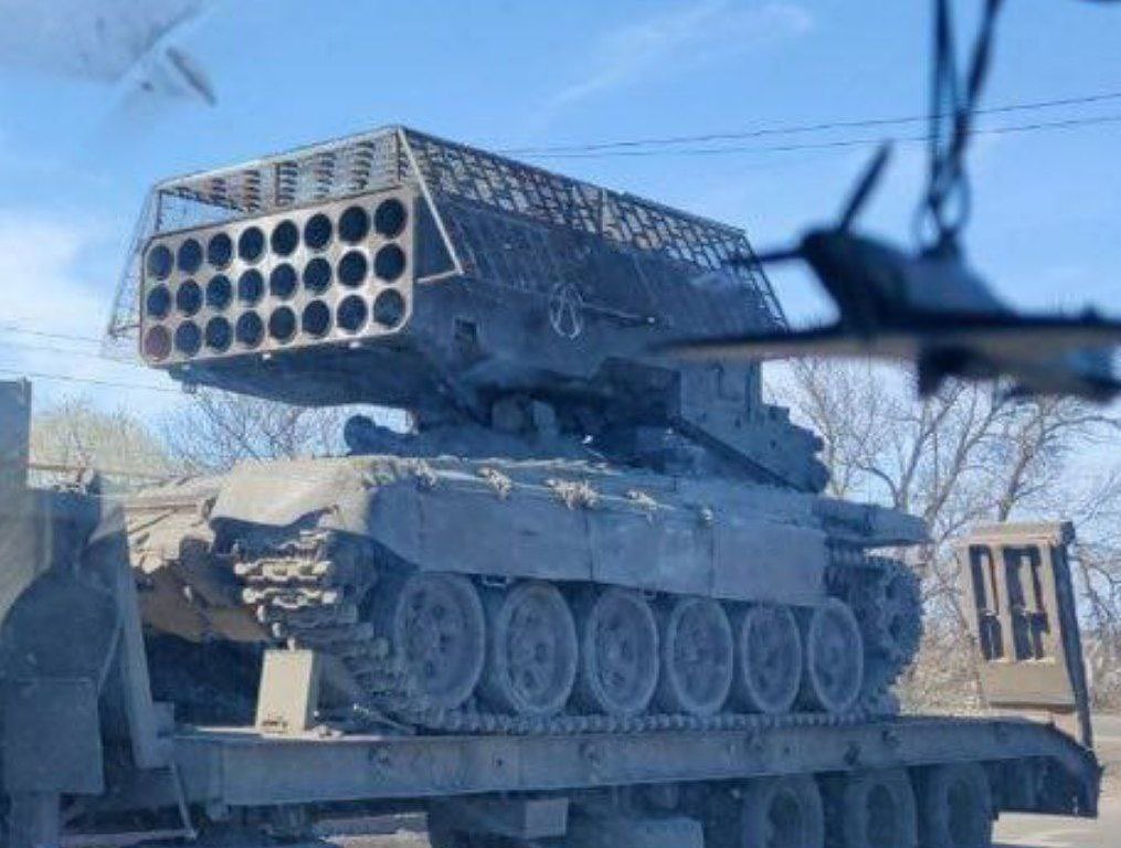 Một xe phóng TOS-1A của Nga&nbsp;được lắp thêm lồng sắt bảo vệ.
