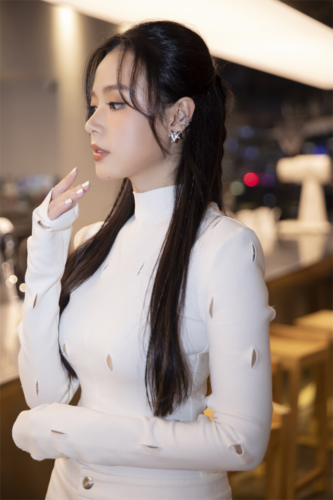 Phong cách tối giản của set đồ cũng làm nổi bật thần thái sang trọng mà chẳng cần bất cứ phụ kiện hào nhoáng nào cho nàng mỹ nhân.&nbsp;