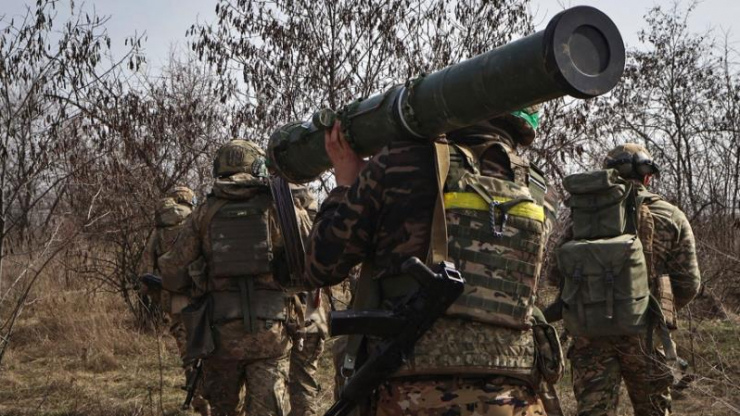 Binh sĩ Ukraine mang các hệ thống tên lửa chống tăng Stugna gần Bakhmut, tỉnh Donetsk, vùng Donbass (miền Đông Ukraine) ngày 17-3. Có thông tin Ukraine đã điều chỉnh chiến lược quân sự sau vụ rò rỉ. Ảnh: AP