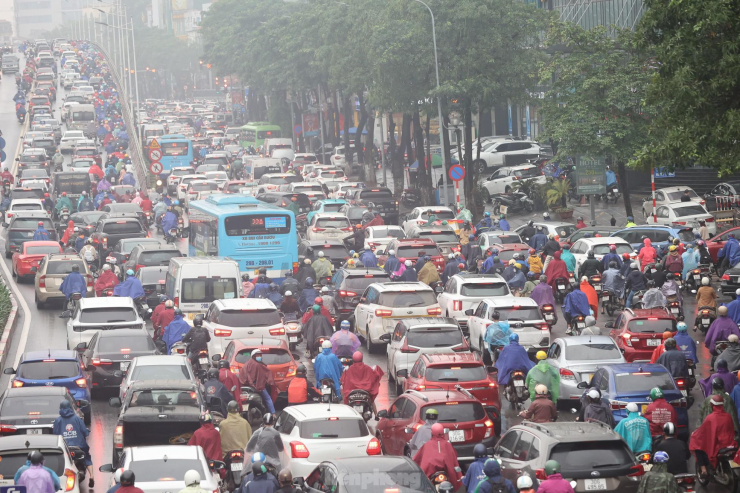7h30 ngày 12/4, các phương tiện lưu thông trên đường Trần Duy Hưng (quận Cầu Giấy) bị kẹt cứng, khó khăn trong việc di chuyển ngay từ sáng sớm.