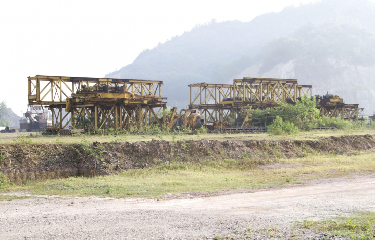 Nhiều cọc sắt lởm chởm, miệng hố, cống thoát nước lộ thiên trong dự án 5.000 tỷ ở Bình Định - 5