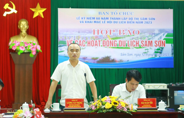 Ông Lương Tất Thắng, Bí thư Thành ủy thành phố Sầm Sơn trả lời các cơ quan báo chí. Ảnh: ĐẶNG TRUNG