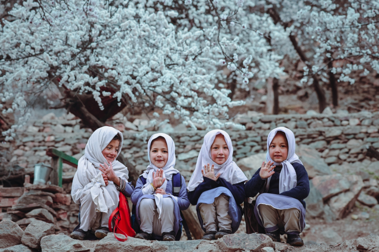 Những bé gái xinh xắn ở thung lũng Hopar.