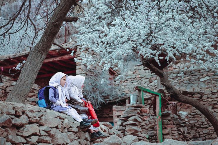 Thoạt đầu, các bé đều e ngại khi thấy người lạ xuất hiện.