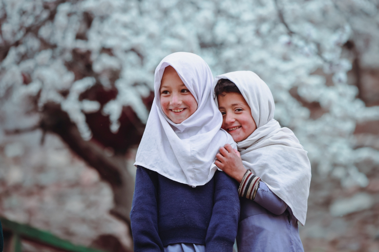 Nhưng sau một lúc làm quen, các bé đã mở lòng và cho phép tôi được chụp ảnh.