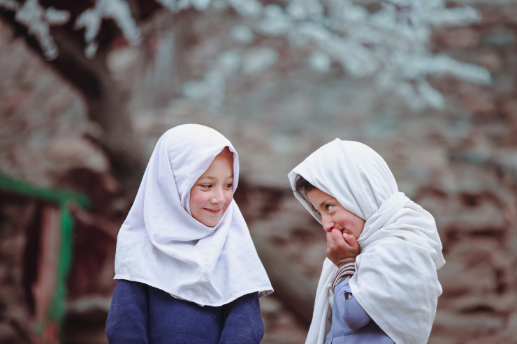 Nụ cười bẽn lẽn, trong trẻo của các bé.