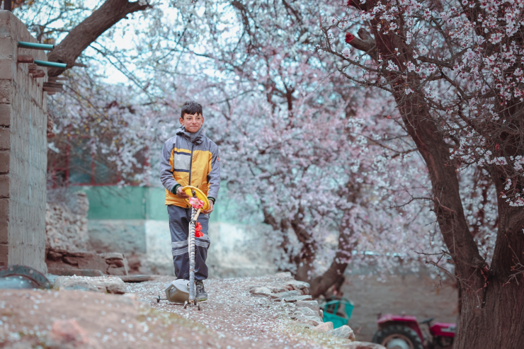 Những ‘thiên thần’ xinh nép mình sau dãy tuyết sơn - 15