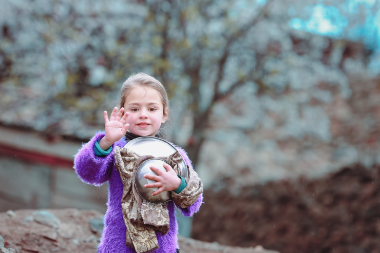 Nụ cười trong trẻo của trẻ con làng Ghulkin.