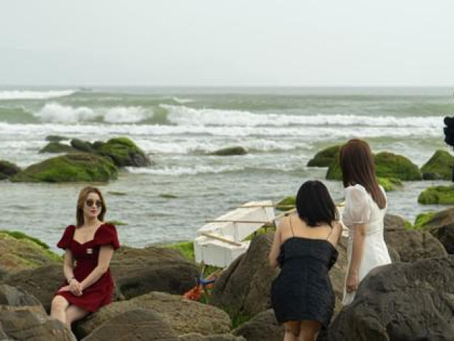 Cảnh đẹp hiếm có ở bãi đá rạn Nam Ô hút hồn giới trẻ Đà Nẵng