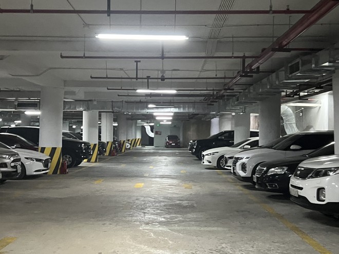 Nhưng ghi nhận của phóng viên cho thấy, đến đầu tháng 4/2023, bãi xe ngầm vẫn ngang nhiên hoạt động, nhận trông giữ phương tiện, thu tiền