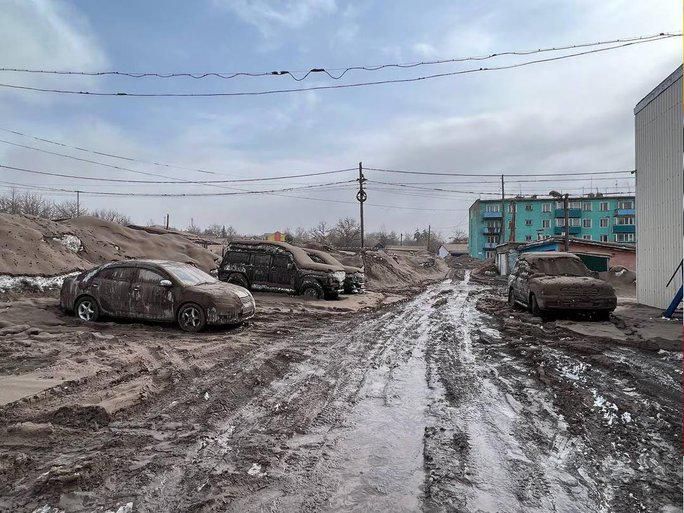 Một con đường ở Kamchatka hôm 11-4 ngập trong bùn chảy và tro bụi - Ảnh: REUTERS