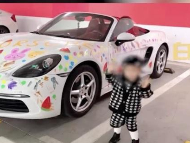 Bà mẹ Trung Quốc cho con 2 tuổi vẽ đầy siêu xe Porsche