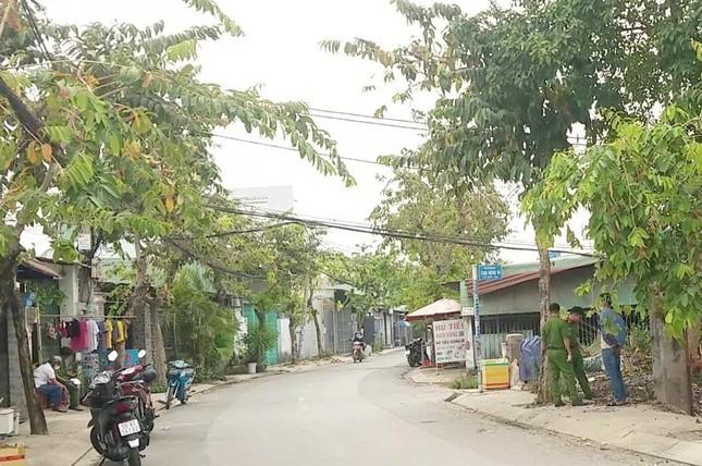 Công an có mặt tại khu nhà trọ của cha mẹ bé trai. Ảnh: M.A.