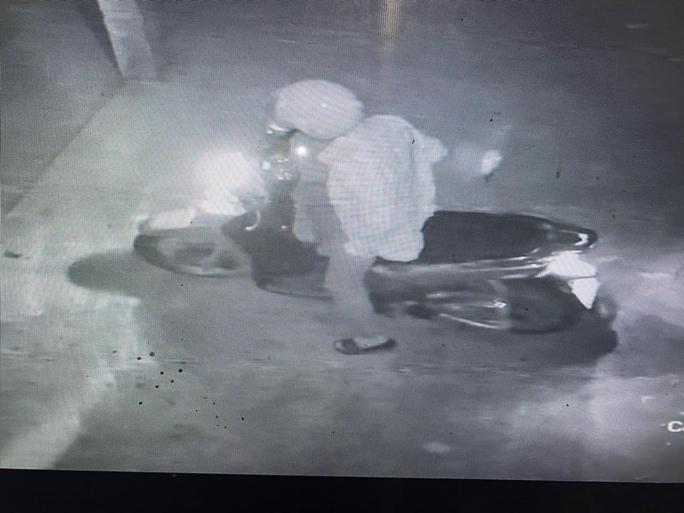 Sau khi gây án, đối tượng Ngô Văn Tiếp lái xe máy rời khỏi hiện trường