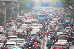Tin tức trong ngày - Nồm ẩm, trời mù kèm mưa khiến giao thông Hà Nội rối loạn