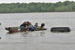 Thế giới - Mỹ: Kéo ô tô mất tích 2 ngày từ hồ lên, bất ngờ thấy người phụ nữ bên trong cử động